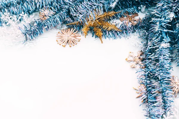 Glänsande Turkos Jul Tinsel Och Artificiella Stjärnor Och Snöflingor Julleksaker — Stockfoto