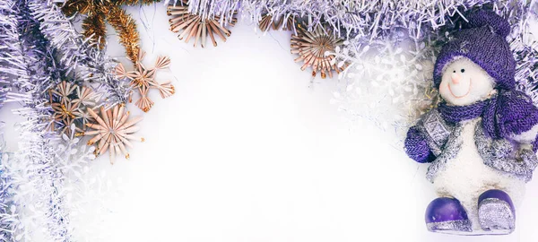Фігура Порцелянового Сніговика Синьому Капелюсі Білому Тлі Блискуча Різдвяна Мішура — стокове фото
