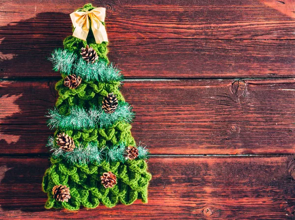 Çam Kozalaklı Yapımı Yeşil Bir Noel Ağacı Parlak Bir Süs — Stok fotoğraf