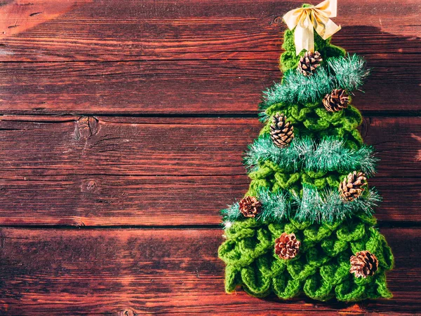 Çam Kozalaklı Yapımı Yeşil Bir Noel Ağacı Parlak Bir Süs — Stok fotoğraf