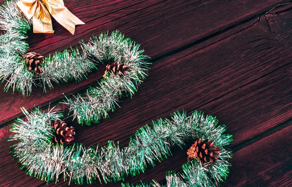 Noel Ağacı Şeklinde Parlak Yeşil Bir Süs Koni Ahşap Bir — Stok fotoğraf