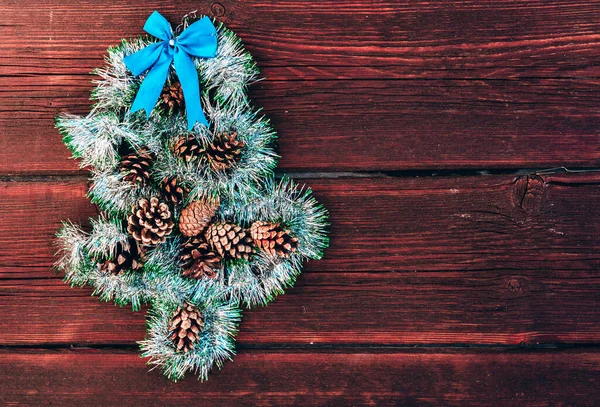 Glänzendes Grünes Lametta Form Eines Weihnachtsbaums Mit Zapfen Und Einer — Stockfoto