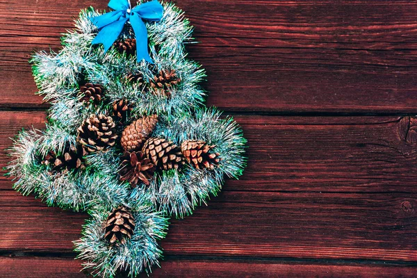 Glänzendes Grünes Lametta Form Eines Weihnachtsbaums Mit Zapfen Und Einer — Stockfoto