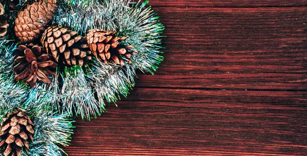 Błyszczące Zielone Świecidełka Szyszki Drewnianym Tle Piękne Tło Świąteczne Szczęśliwego — Zdjęcie stockowe