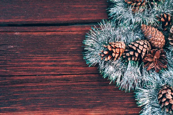 Glänsande Grön Tinsel Och Kottar Trä Bakgrund Vacker Jul Bakgrund — Stockfoto