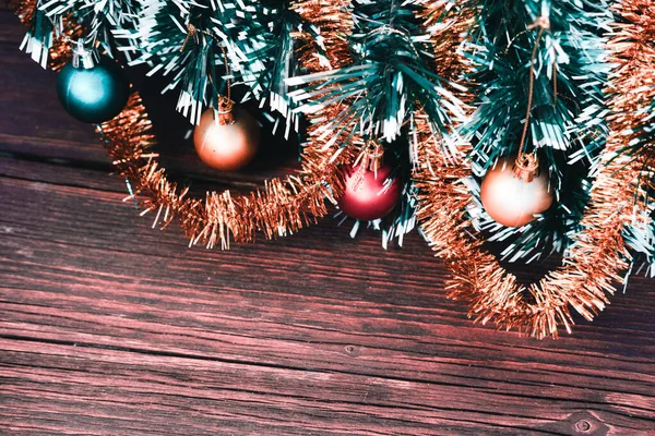 Küçük Renkli Balonları Olan Noel Ağacı Yeşil Noel Ağacı Buzlu — Stok fotoğraf