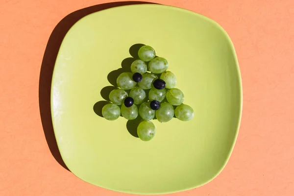 Grüner Trauben Weihnachtsbaum Mit Blauem Traubenschmuck Auf Grünem Teller Eine — Stockfoto