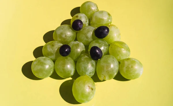 Árbol Navidad Uva Verde Con Decoración Uva Azul Aperitivo Navideño —  Fotos de Stock