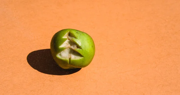 Ein Frischer Grüner Apfel Mit Einem Geschnitzten Weihnachtsbaum Auf Orangefarbenem — Stockfoto