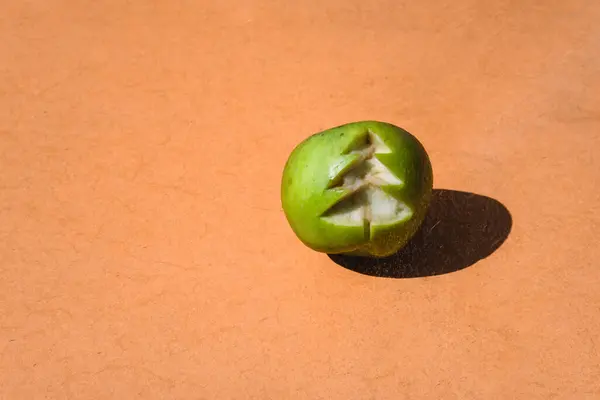 Frisch Grüner Apfel Mit Einem Geschnitzten Weihnachtsbaum Auf Einem Rosafarbenen — Stockfoto