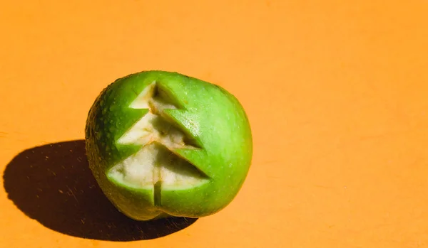 Ein Frischer Grüner Apfel Mit Einem Geschnitzten Weihnachtsbaum Auf Orangefarbenem — Stockfoto