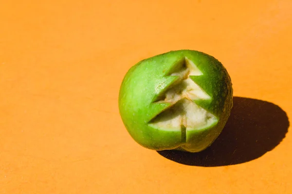 Ein Frischer Grüner Apfel Mit Einem Geschnitzten Weihnachtsbaum Auf Orangefarbenem — Stockfoto