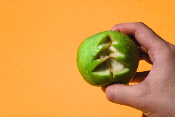 Halten Sie Einen Frischen Grünen Apfel Auf Einem Soliden Orangefarbenen — Stockfoto