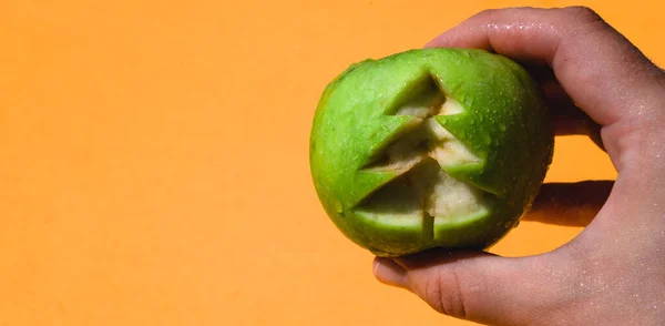 Halten Sie Einen Frischen Grünen Apfel Auf Einem Soliden Orangefarbenen — Stockfoto