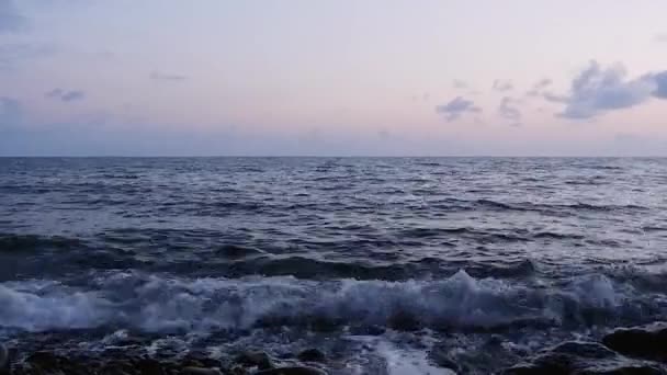 Ροζ Ηλιοβασίλεμα Κύματα Και Θόρυβος Surf Όμορφη Θέα Στη Θάλασσα — Αρχείο Βίντεο