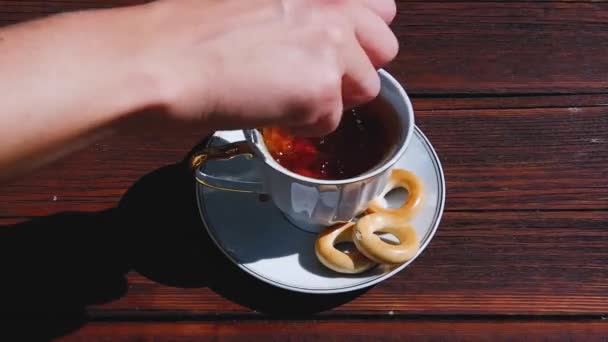 Dodaj Kawałek Cytryny Gorącej Czarnej Herbaty Tea Party Przyrodzie Starym — Wideo stockowe