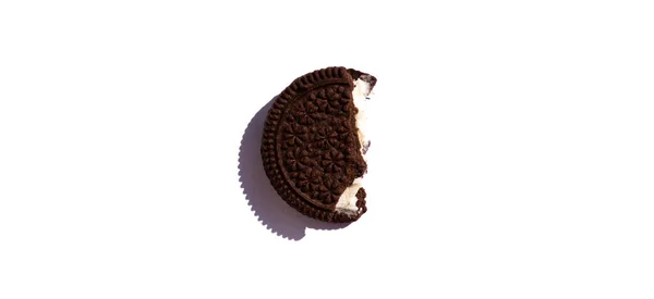 Schokoladenbröselige Kekse Auf Weißem Hintergrund Einen Halben Runden Dunklen Schokoladenkeks — Stockfoto