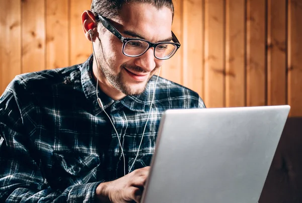 Apuesto Joven Freelancer Con Camisa Azul Gafas Con Dioptrías Trabaja — Foto de Stock