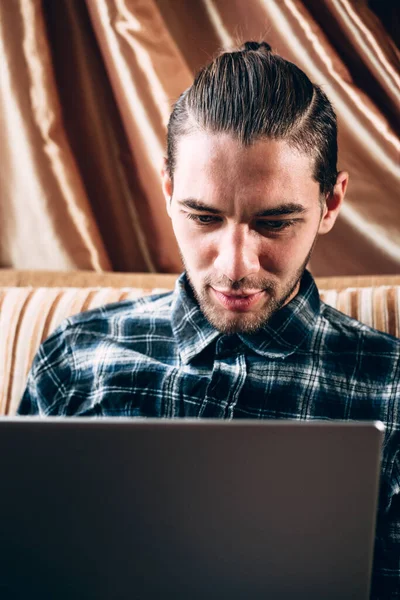 Apuesto Joven Freelancer Con Una Camisa Azul Trabaja Una Laptop — Foto de Stock
