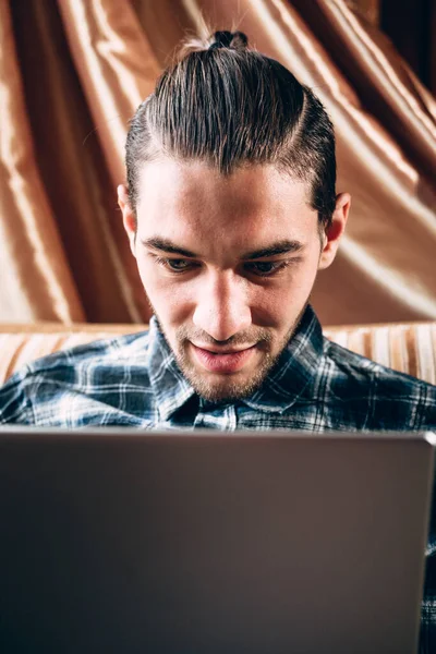 Apuesto Joven Freelancer Con Una Camisa Azul Trabaja Una Laptop — Foto de Stock