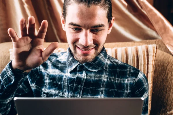 Joven Guapo Con Una Camisa Azul Comunica Través Enlace Vídeo — Foto de Stock