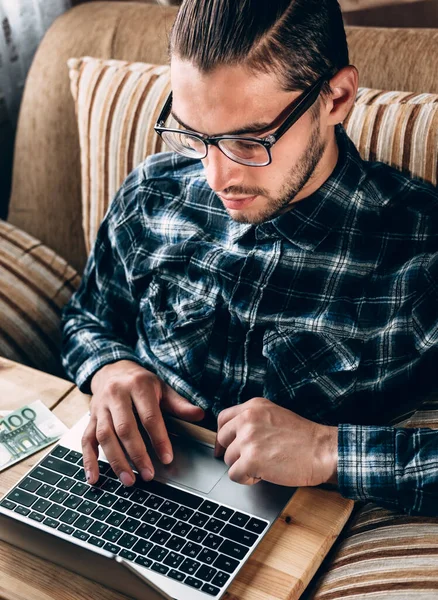 Joven Guapo Con Una Camisa Azul Gafas Está Trabajando Una — Foto de Stock