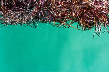 Güzel yeşil zümrüt renginde bir Noel arkaplanı ve yazı için bir sürü boş alan. Noel ağacına parlak süslemeler, gümüş ve altın yağmurlar.