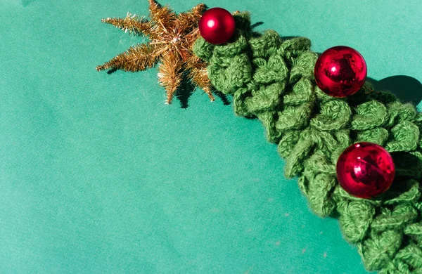 Світлому Зеленому Тлі Зроблено Ручне Язання Різдвяне Дерево Золотою Тоненькою — стокове фото