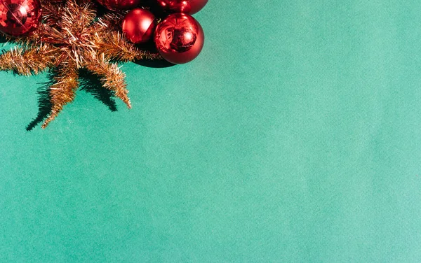 Золота Зірка Мішури Червоних Блискучих Кульок Світло Зеленому Тлі Прекрасний — стокове фото