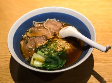 Asya ramen erişte çorbası ördek etli ve bir tahta üzerinde bir kase komposto 