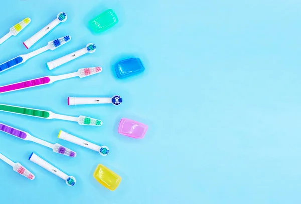 Cepillos de dientes multicolores sobre un fondo azul con espacio para copiar. Acostado. Vista superior . — Foto de Stock