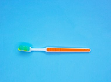 Mavi arka planda diş macunu ile diş fırçası. Üstte görüntü