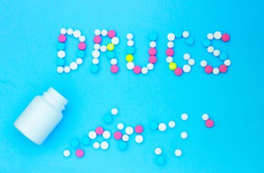 mavi bir arka plan üzerinde tabletlerden yazıt ilaçlar