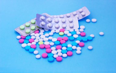 Kopyalama alanı ile mavi arka plan üzerinde çok renkli haplar.