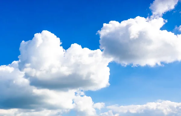Blauer Himmel mit weißen Wolken Hintergrund — Stockfoto