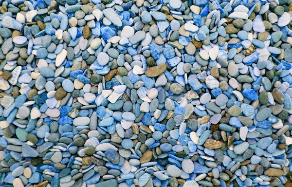 Multicolore ciottoli rotondi sulla spiaggia. Bellissimo sfondo — Foto Stock