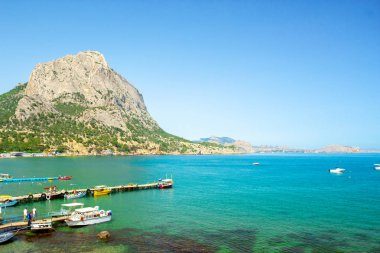 Kıyı şeridinin tepesinden ve ufkun üstünden manzara, mavi gökyüzü.