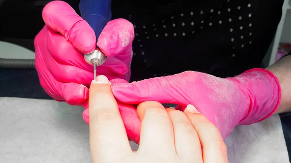 Processo de manicure de hardware, limpeza de unhas por um cortador de moagem . — Fotografia de Stock