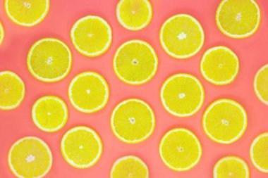 Mercan arka plan üzerinde taze portakal dilimleri Renkli meyve deseni