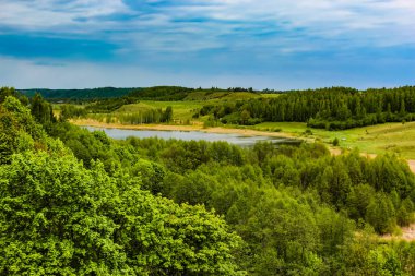 orman, nehir, mavi gökyüzü ve beyaz bulutlar ile güzel kırsal yaz manzara.