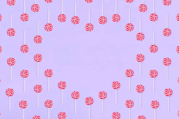Serce wykonane z Lollypop cukierki na różowym tle, przestrzeń kopiowania. Słodka koncepcja dzieciństwa. Walentynkowa karta okolicznościową — Zdjęcie stockowe