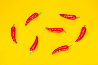Sarı arka planda kırmızı biber. Meksika Mutfağı'nın maddesi. Düz yatıyordu.