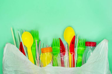 Copu alanı ile yeşil arka plan üzerinde beyaz çanta bir Geri dönüşüm plastik yakın.
