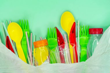 Yeşil arka plan üzerinde beyaz torba içinde bir Geri Dönüşüm plastik yakın.