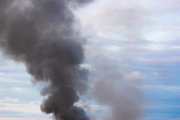 Contaminación atmosférica por chimeneas de centrales eléctricas. Humo tóxico negro Imagen De Stock