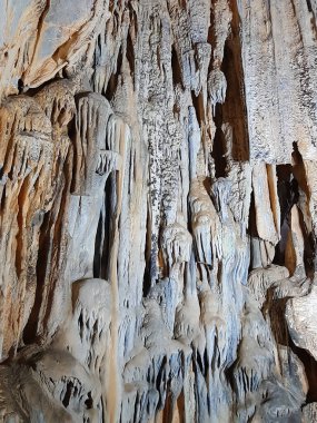 Karst mağarasında sarkıtlar ve dikitler