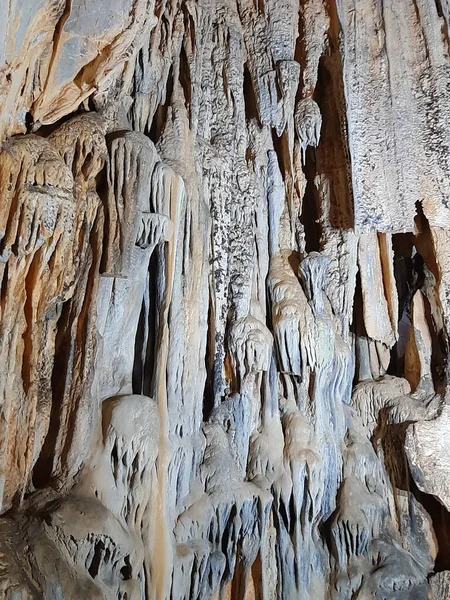 Estalactitas y estalagmitas en una cueva kárstica — Foto de Stock