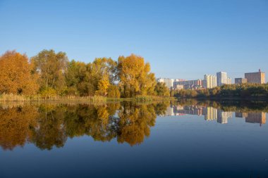 Şehrin arka planda göl görüntü