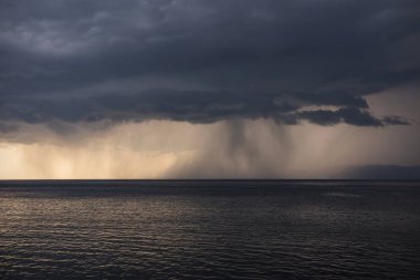 Deniz baykal fırtına öncesi sessizlik. Günbatımı, yaz, fırtına, mesafe duşta.