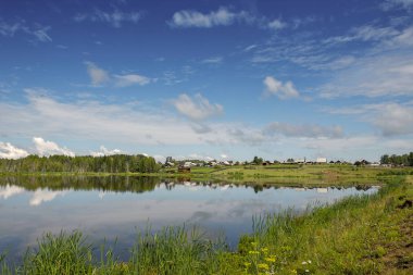 Köyün arkasında Rusya gölde görüntüsünü